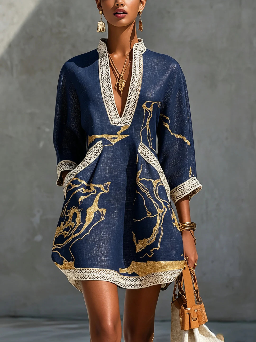 Cristina | Mini-robe noire avec imprimé marbré doré et dentelle au crochet