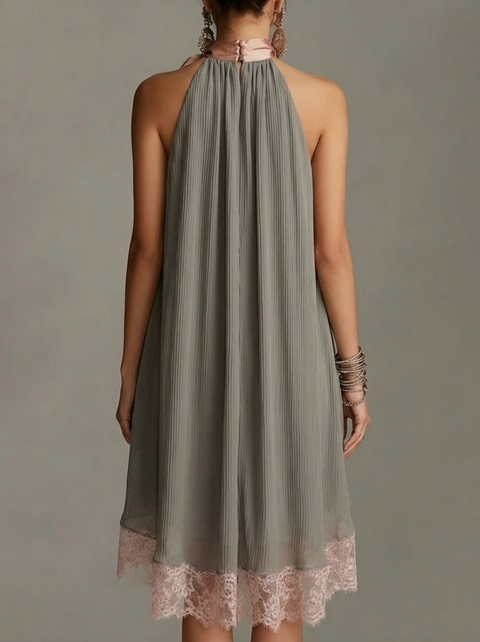 Beatrice | Mini-robe grise en satin avec nœud rose et volant