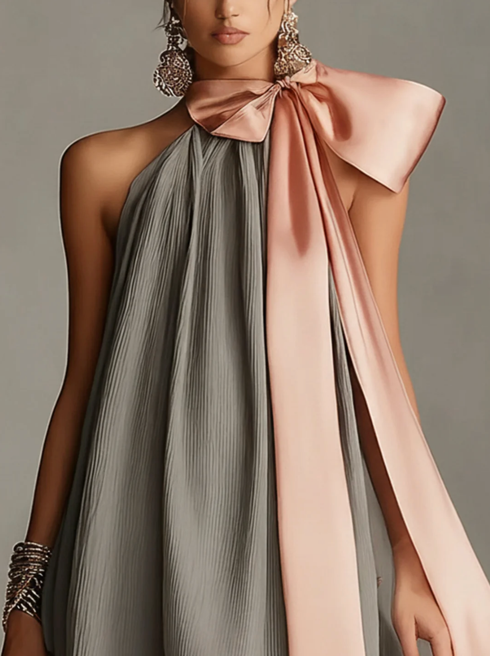 Beatrice | Mini-robe grise en satin avec nœud rose et volant