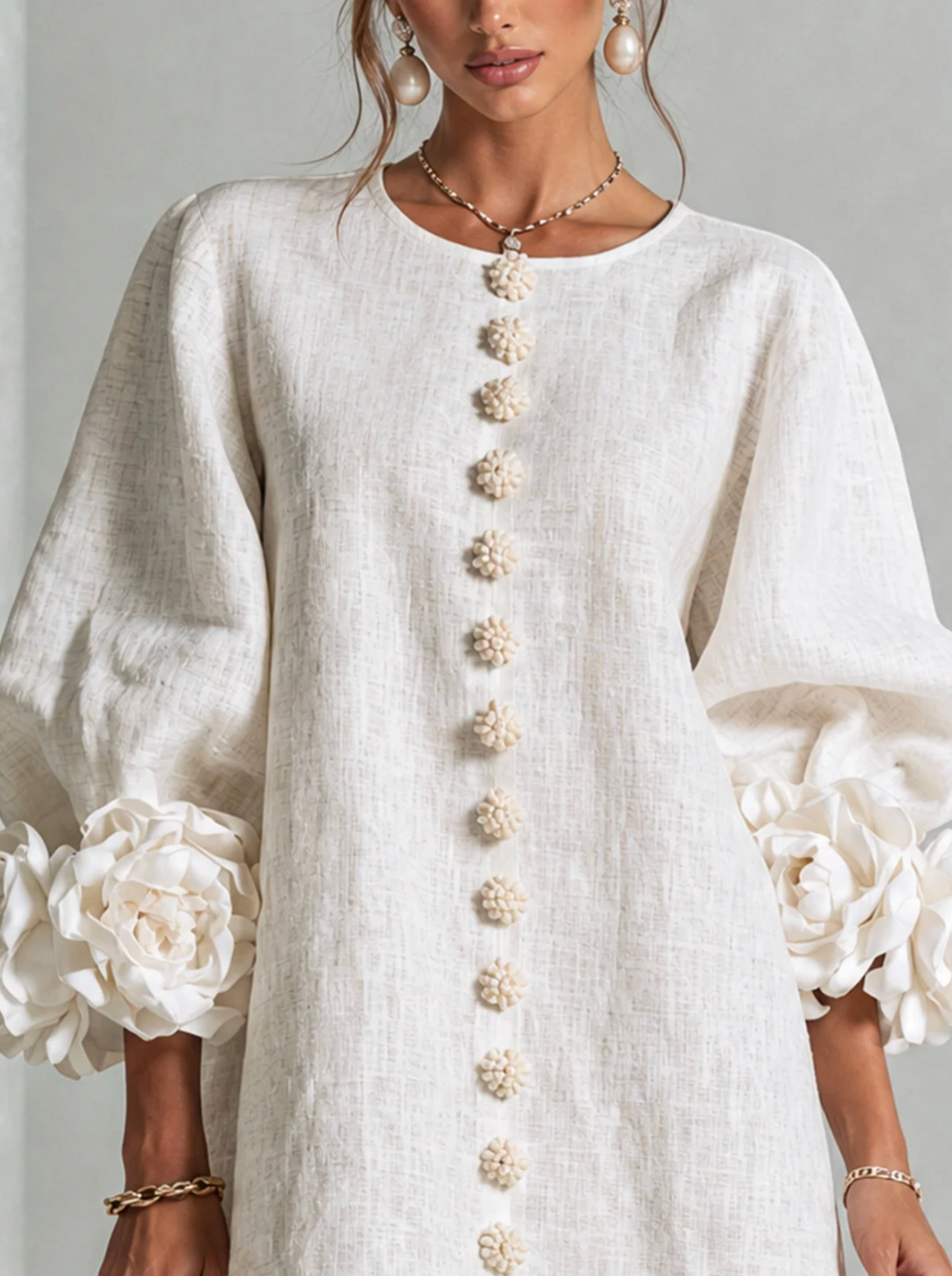 Rosali | Robe avec roses aux poignets