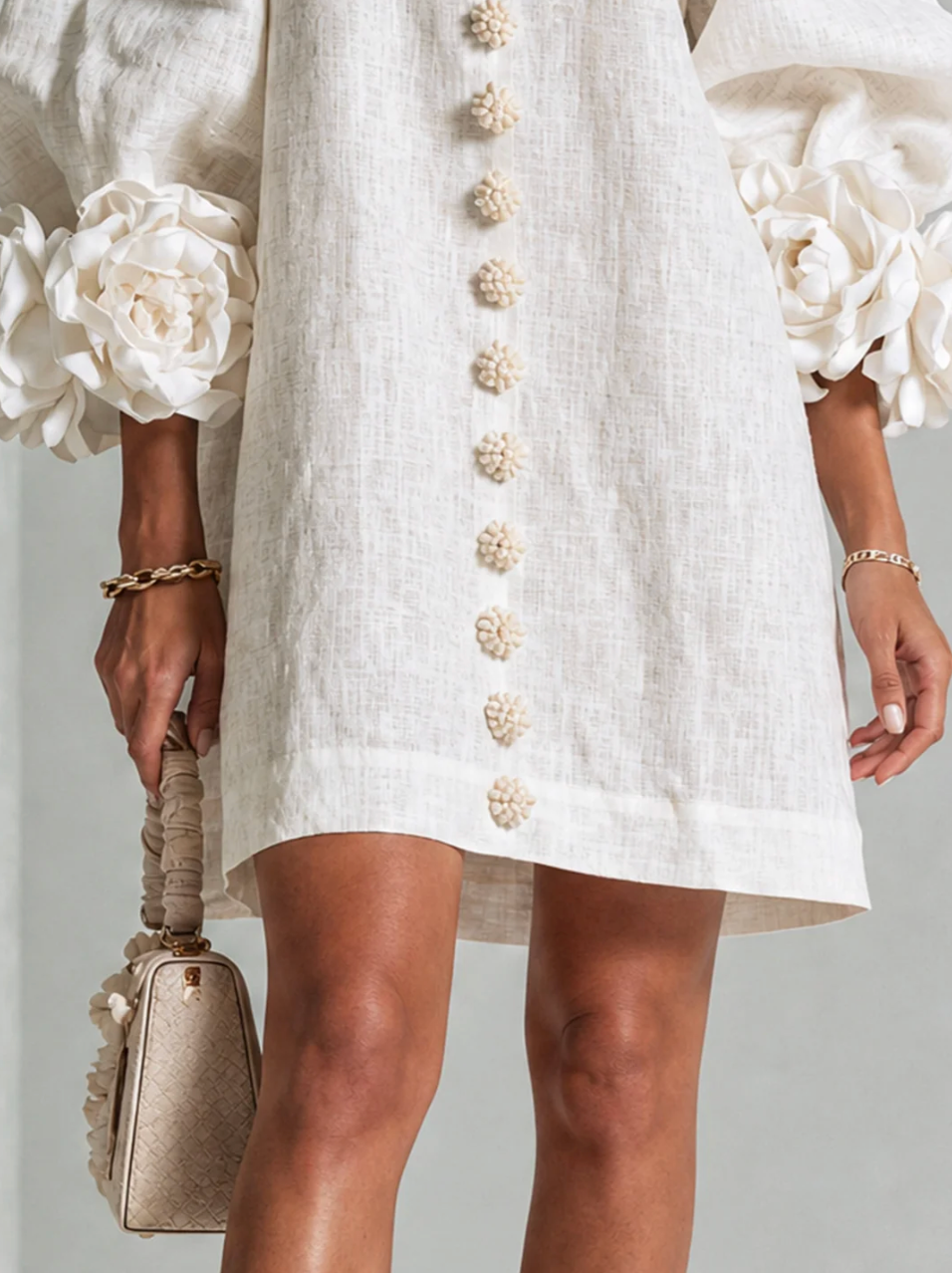 Rosali | Robe avec roses aux poignets