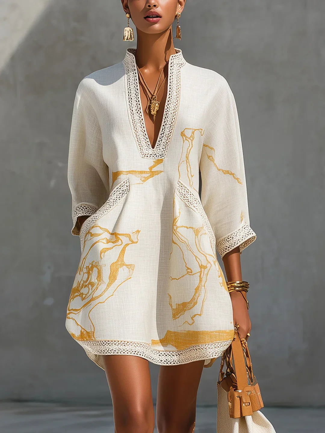 Cristina | Mini-robe noire avec imprimé marbré doré et dentelle au crochet